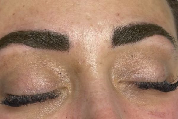 Sourcils maquillage permanent